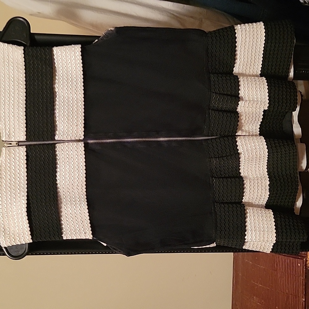 Black and white peplum top. - Picture 4 of 6